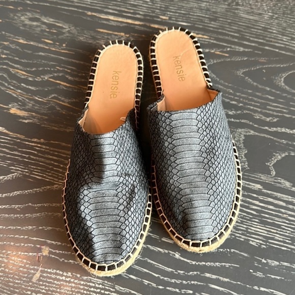 Kensie Hensley Grey Faux Snake Leather Slide Espadrille Sandals Size 7.5 - Picture 1 of 4